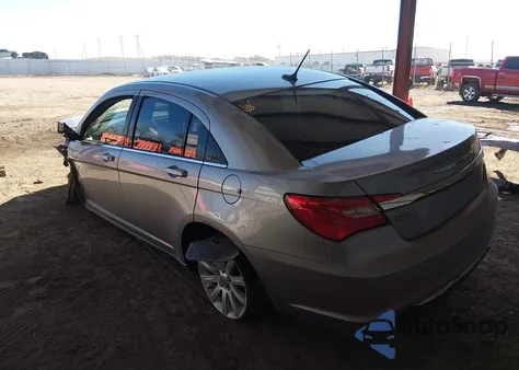 2013 Chrysler 200 Touring z USA, uszkodzony, nr VIN 1C3CCBBG3DN678071